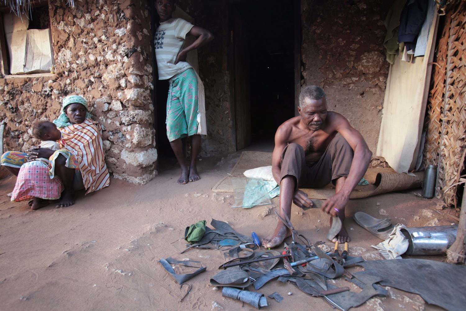 Momade Saide will now demonstrate how to make a diving mask out of discarded materials.