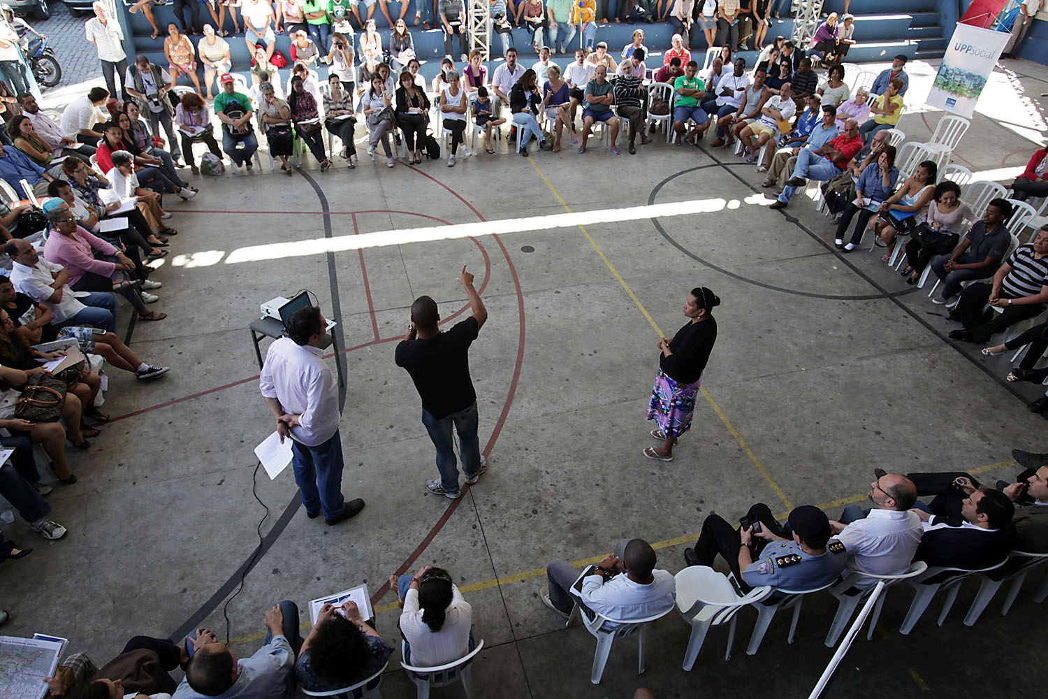 Residents speak out at a community meeting in Babilonia.